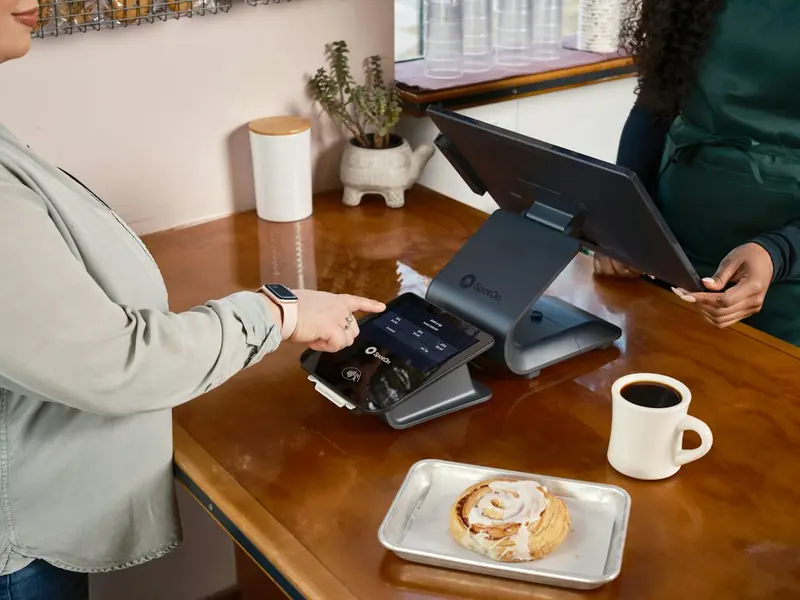 Paiement par carte au comptoir d'un café