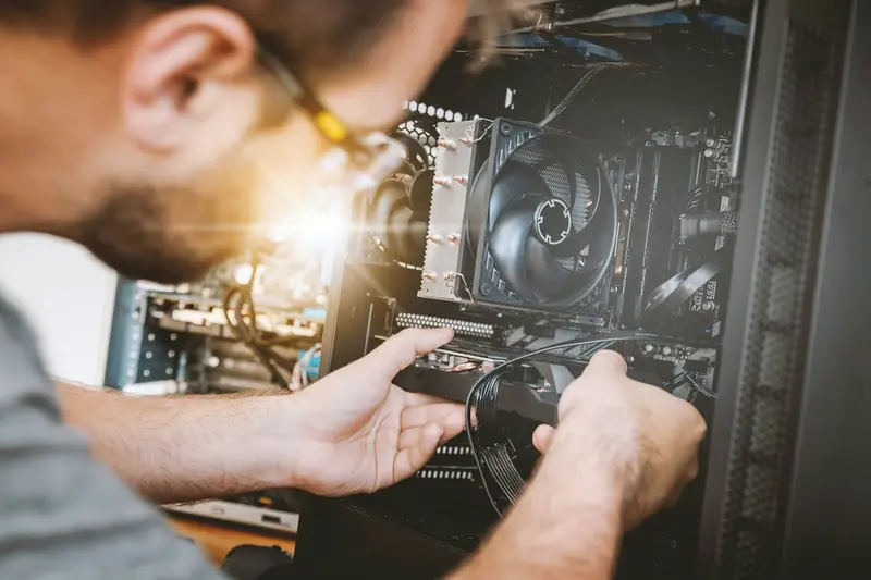 Technicien qui monte un ordinateur
