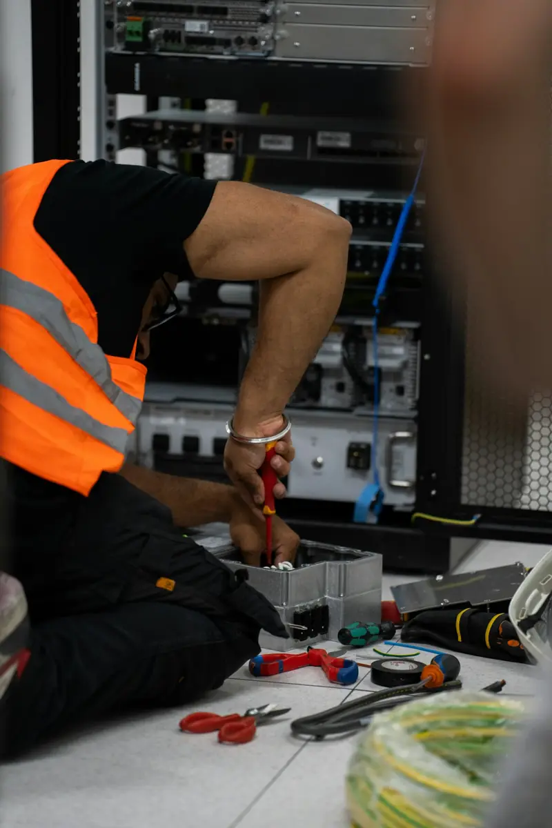 Technicien réseau au travail